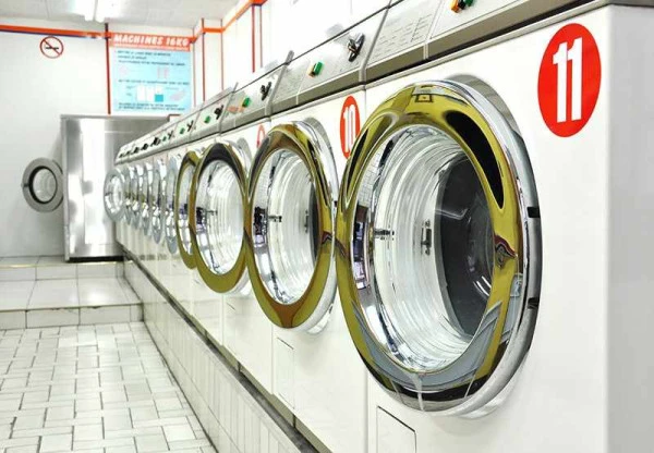 Nettoyage à sec de costumes pour le personnel d'un hôtel  
